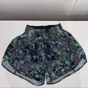 Lululemon Track That Mid-Rise con un estampado Rapid Flourish Multi.